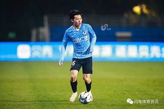 浴池中的她